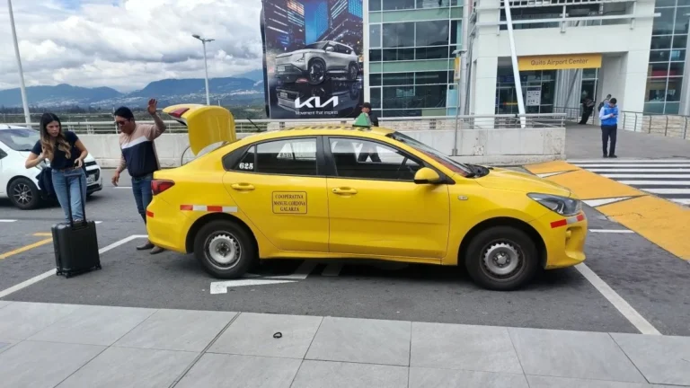 Taxis amarillos convencionales formales prestando servicio en las calles de Quito