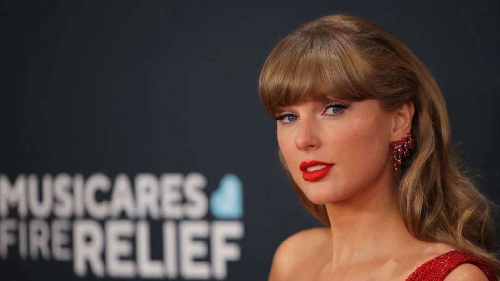 Taylor Swift posando en una gala de premiación cinematográfica