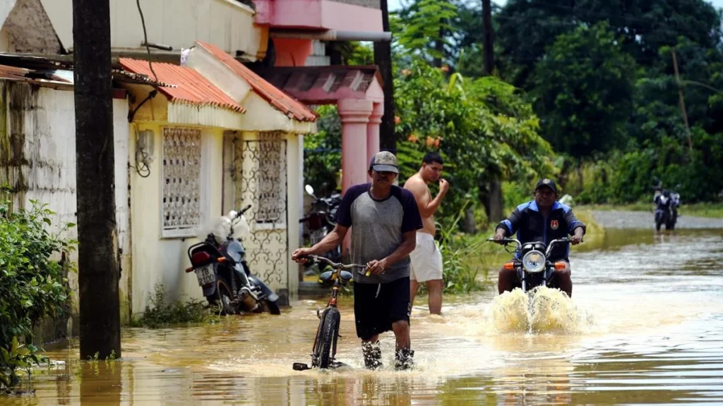 Inundaciones en Tenguel por desbordamiento de río tras lluvias en Guayas.