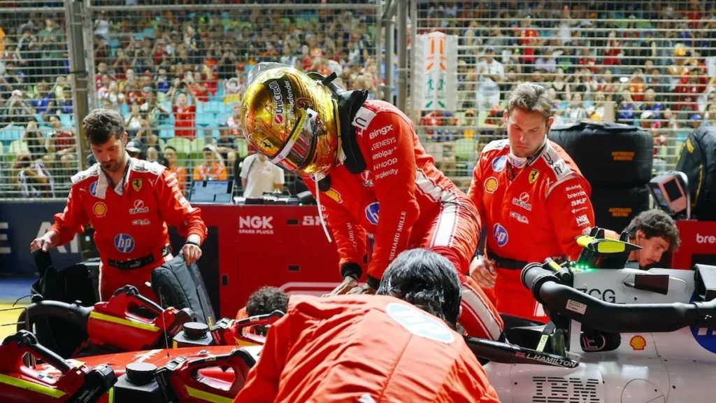 Lewis Hamilton piloto de Ferrari en el paddock de la Formula 1