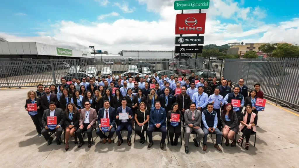 Equipo de Teojama Comercial celebrando la certificación laboral