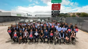 Equipo de Teojama Comercial celebrando la certificación laboral