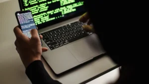 Teléfono inteligente con gráficos de seguridad informática y protección de datos