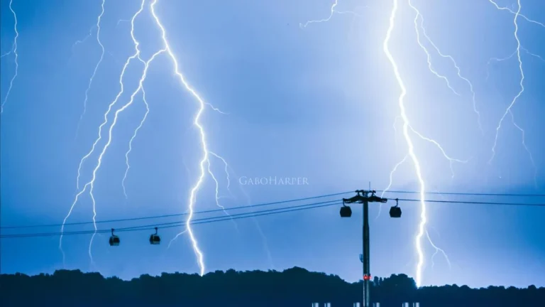 Rayo y descarga eléctrica sobre el cielo nocturno de Guayaquil