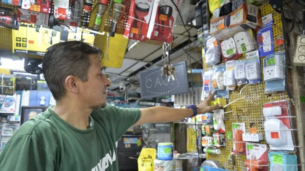 Técnico instalando protectores de voltaje y reguladores para electrodomésticos en el hogar