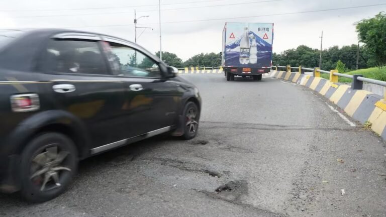 Tragedia vial en Guayaquil: motociclista muere al caer de paso a desnivel