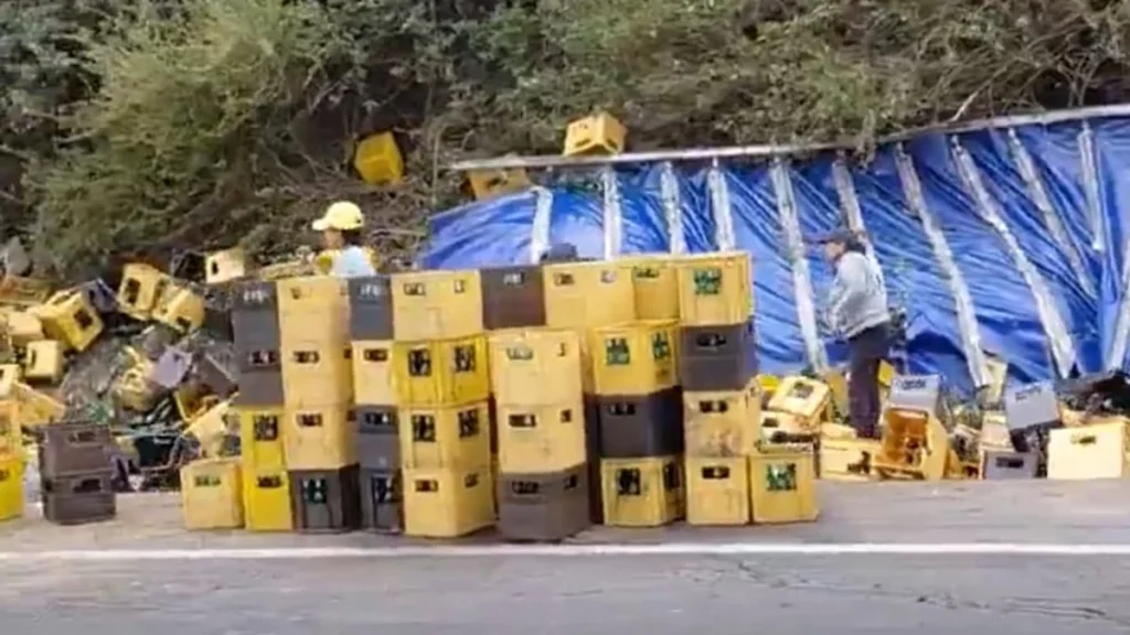 Trailer con jabas de cerveza accidentado en avenida Simon Bolivar en Quito