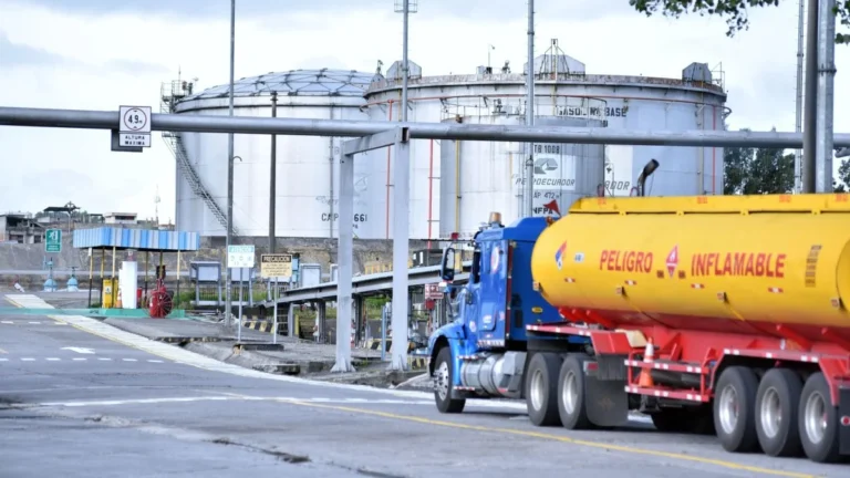 Tanques de combustible y despacho de diésel en terminal petrolero