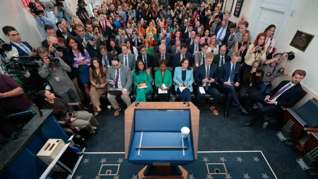Sala de conferencias de prensa de la Casa Blanca con podio presidencial