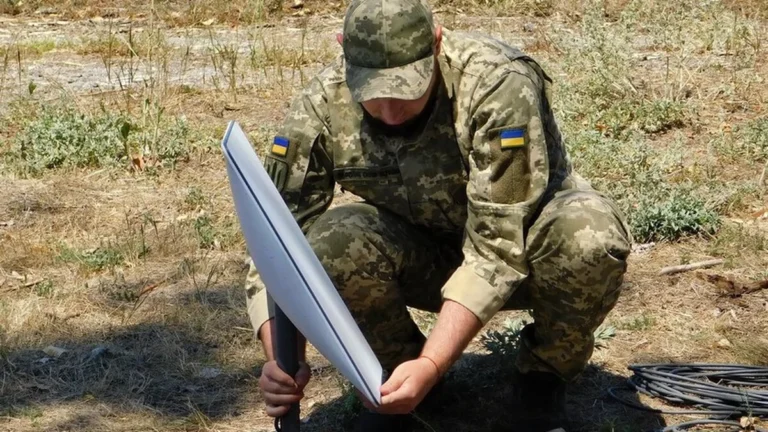Antena parabólica receptora de internet satelital Starlink en una zona de conflicto