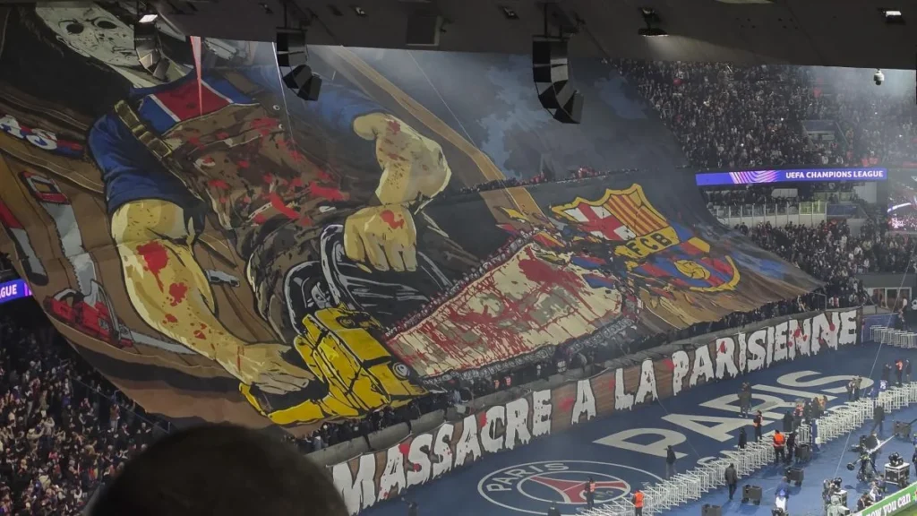 Pancarta polémica de ultras del PSG en tribunas del Parque de los Príncipes
