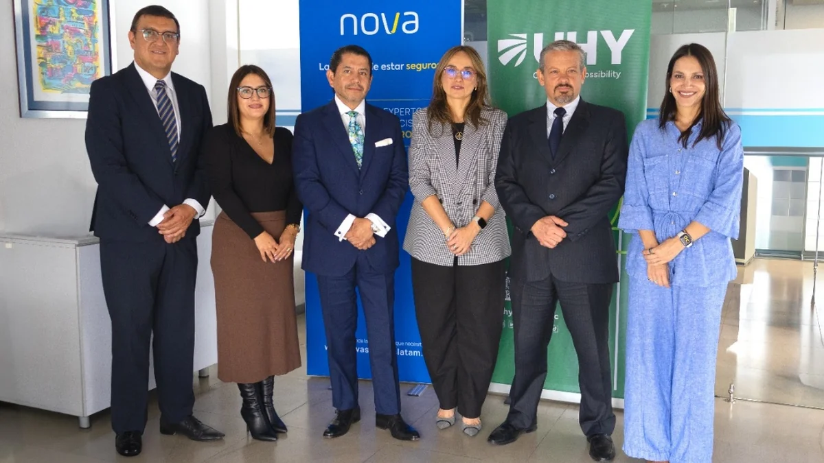 Directivos de UHY Ecuador y Novaecuador durante la firma del acuerdo