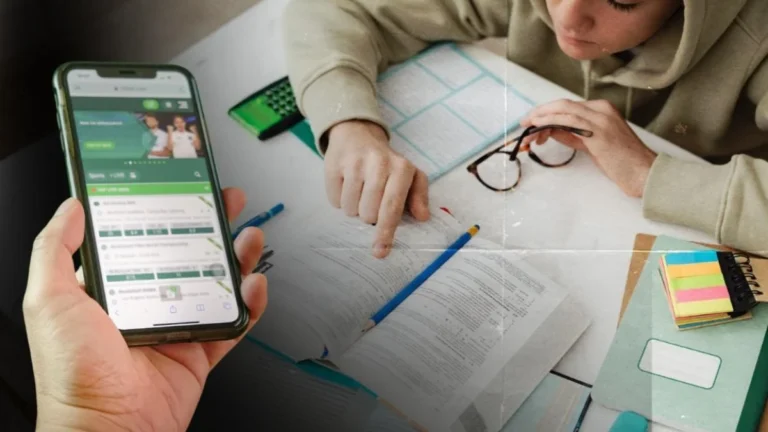 Estudiante consultando aplicación móvil de apuestas deportivas digitales