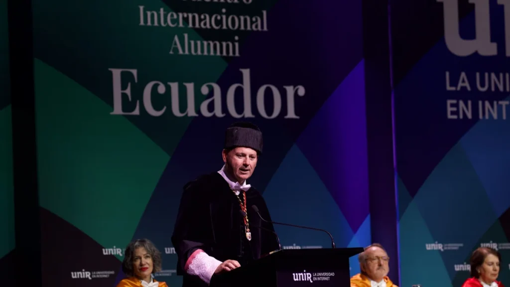 Estudiantes universitarios en Ecuador conectados a plataformas virtuales