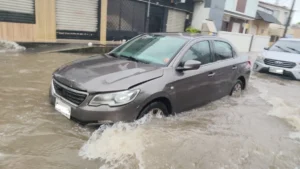 Calles inundadas y comercios afectados por lluvias en Urdesa Guayaquil