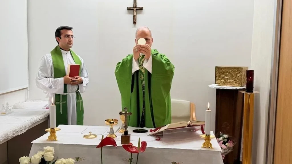 El papa León XIV celebrando una misa en la capilla del hospital Gemelli de Roma