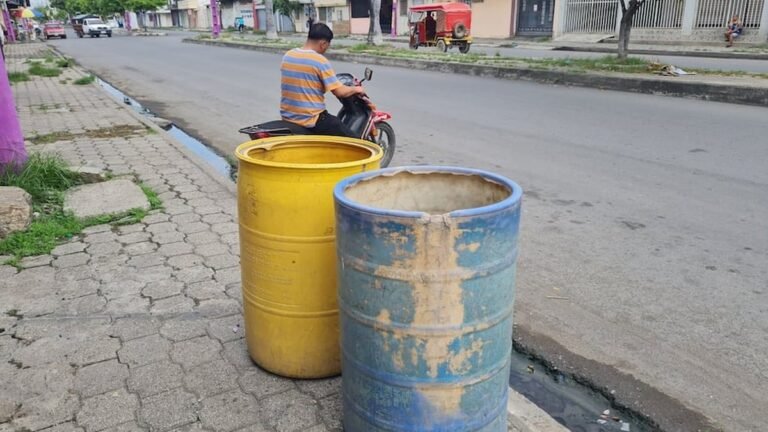 Vecinos de Durán captan agua de lluvia ante los cortes del servicio de red