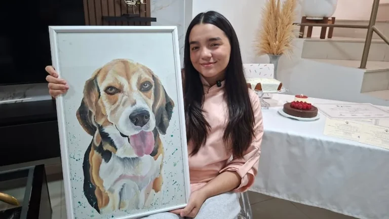 Chef pastelera Nicole Sánchez posa sonriente junto a sus creaciones de alta repostería en taller culinario
