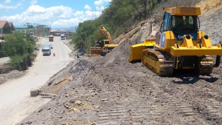 Maquinaria pesada trabajando en mantenimiento de la carretera interprovincial