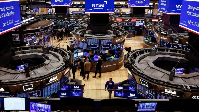 Pantallas bursátiles con cifras en rojo en el parqué de Wall Street