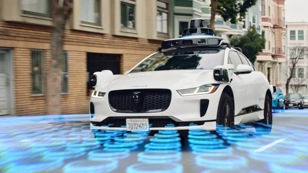 Vehículo autónomo de Waymo con sensores LiDAR en una calle urbana