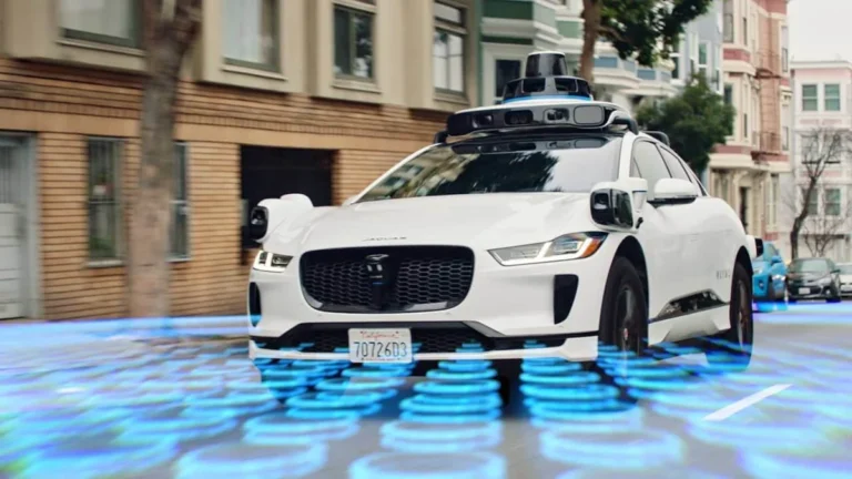 Vehículo autónomo de Waymo con sensores LiDAR en una calle urbana