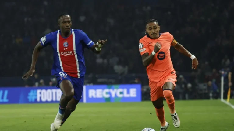 Willian Pacho disputando un balón defensivo durante la Champions League con el PSG