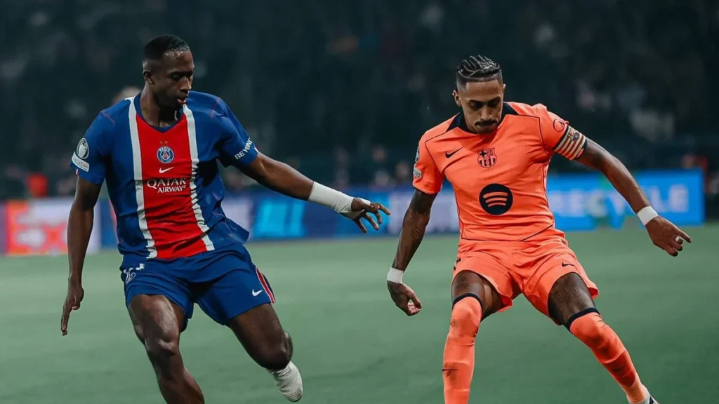 El defensa ecuatoriano Willian Pacho en acción con el PSG en la Champions League