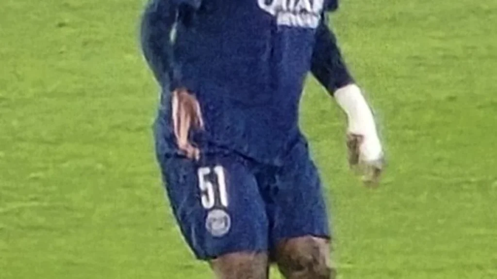 Willian Pacho disputando un balón en partido de UEFA Champions League