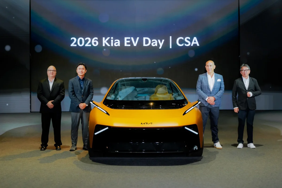 Ejecutivos de Kia posan junto al concept car Vision Meta Turismo en el Kia EV Day CSA
